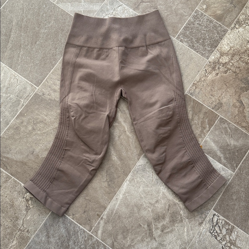 Lululemon In The Flow II Crop seamless pants Cocoa color size 6